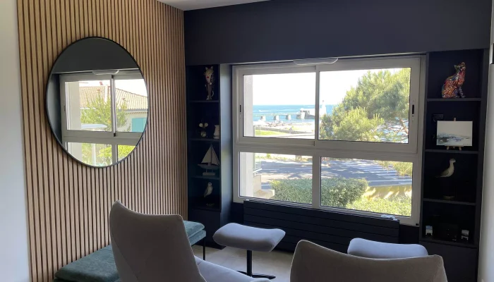 Numéro adh 186 décor mural Linério M line et caisson bibliothèque bois